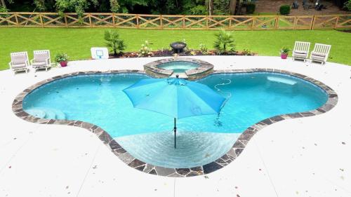 Grey Flagstone, Cool-Decking-natural-white, Aqua Blue Mini Pebble 