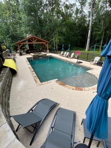 Brown Flagstone Coping, Fran Tan Cool Decking, Tahoe Blue Regular Pebble