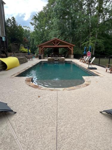 Brown Flagstone Coping, Fran Tan Cool Decking, Tahoe Blue Regular Pebble